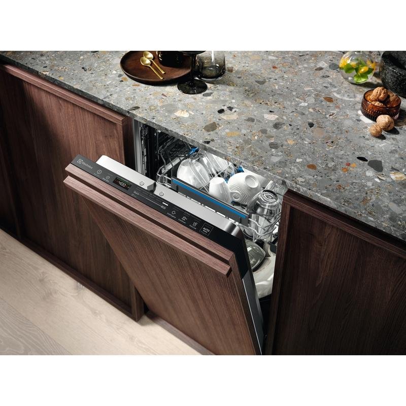 Detalle 2 de Lavavajillas Electrolux EEG62310L: 9 cubiertos, slim 45 cm, AirDry y panel táctil negro