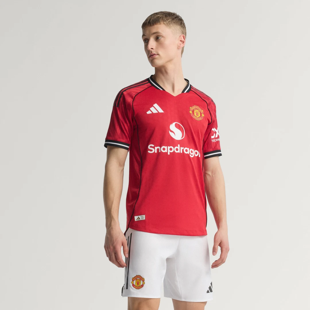 Detalle de Camiseta primera equipación Manchester United 25/26 Oficial de Adidas