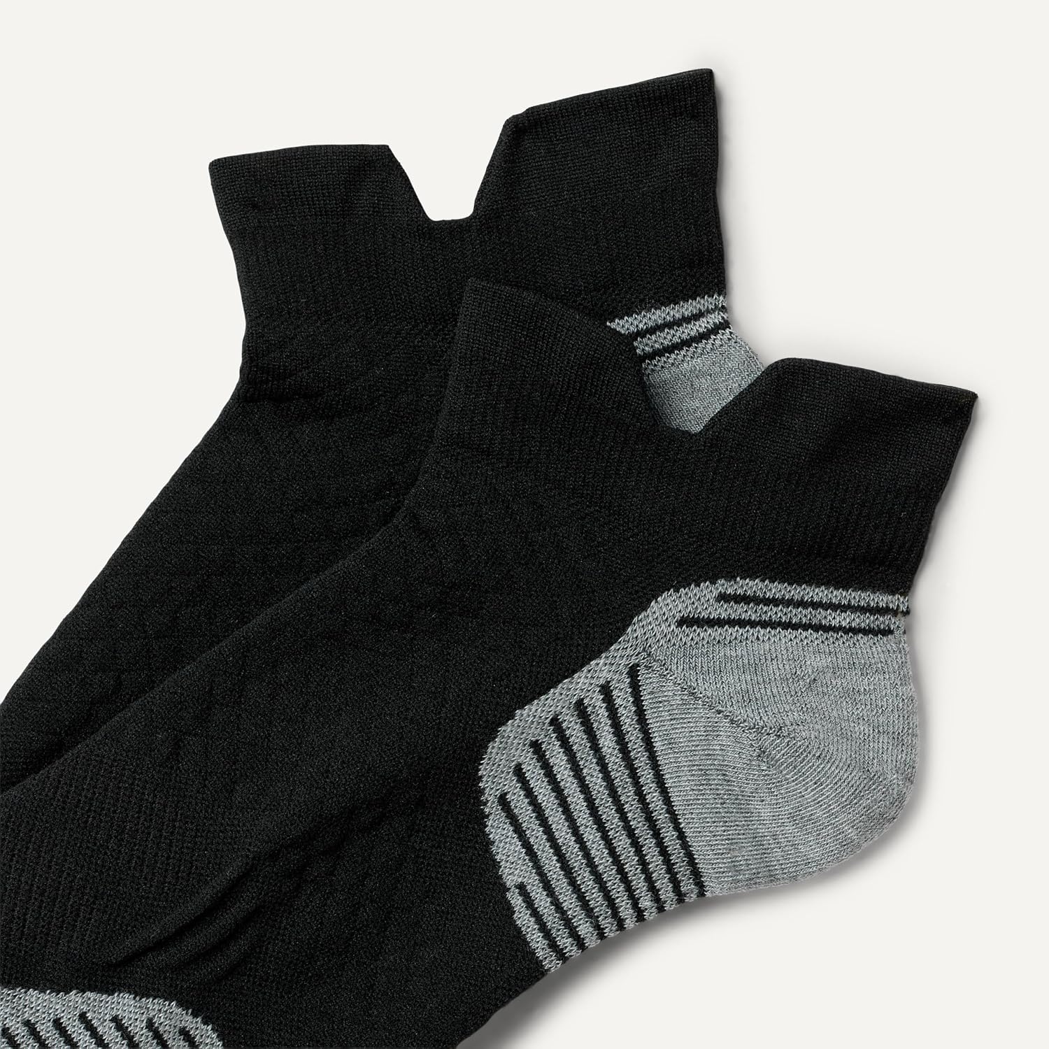 Detalle de Herren sportliche Funktions-Laufsocken von Amazon Essentials (gepolstert, mit Fußgewölbeunterstützung) – 3 Paare