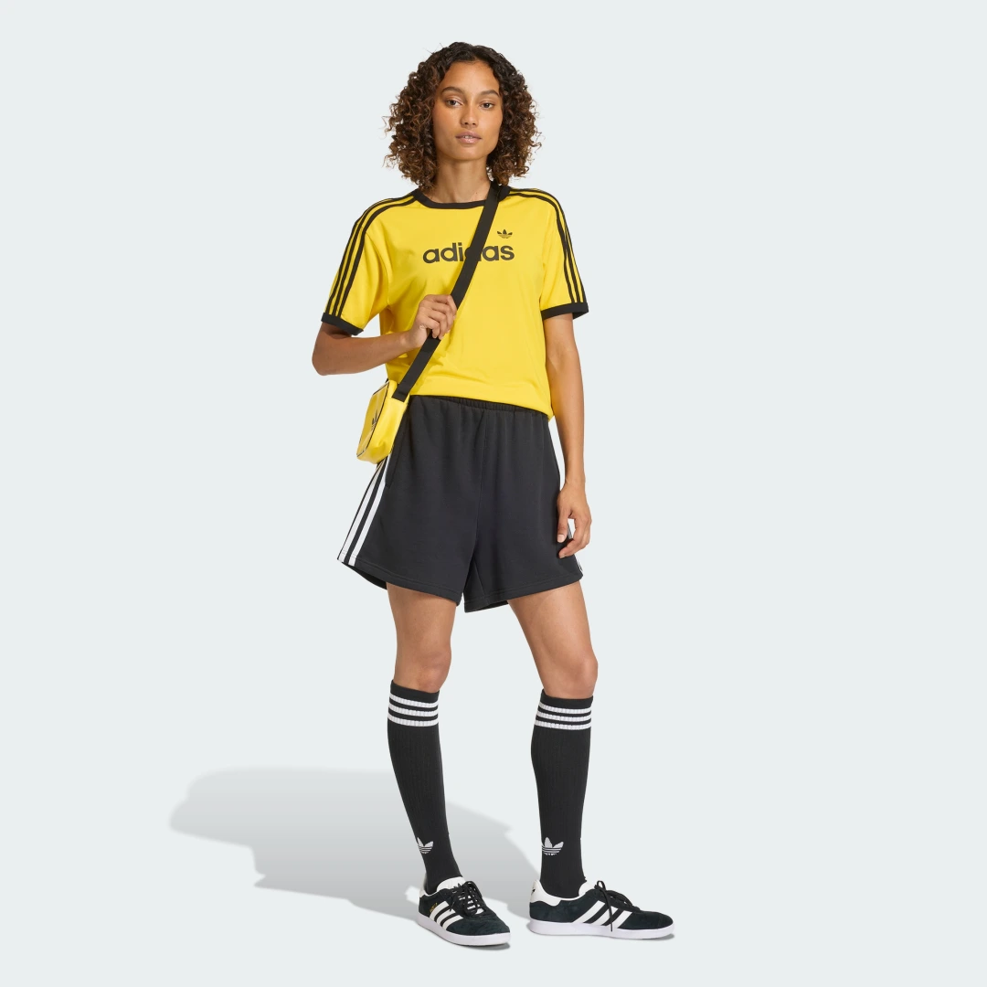 Detalle de Camiseta Linear de Adidas – Amarillo: comodidad diaria y estilo sobrio