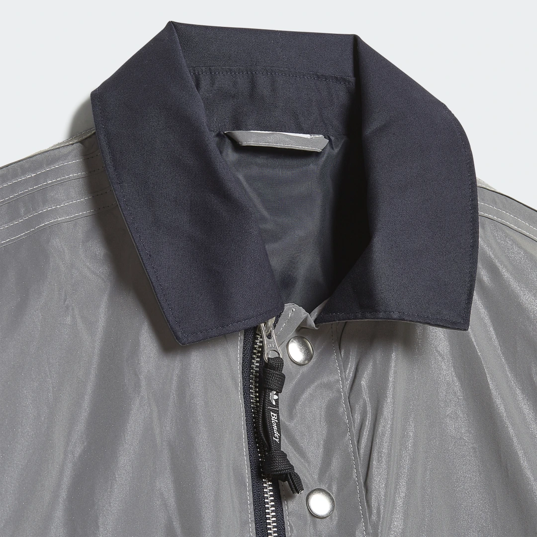 Detalle de Chaqueta Coach Blondey de Adidas: conversación entre estilo plateado y comodidad funcional
