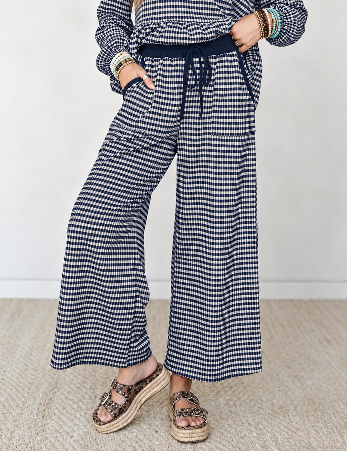 Detalle de APAFES Women's Gingham Two-Piece Lounge Set with Peplum Top and Wide-Leg Pants