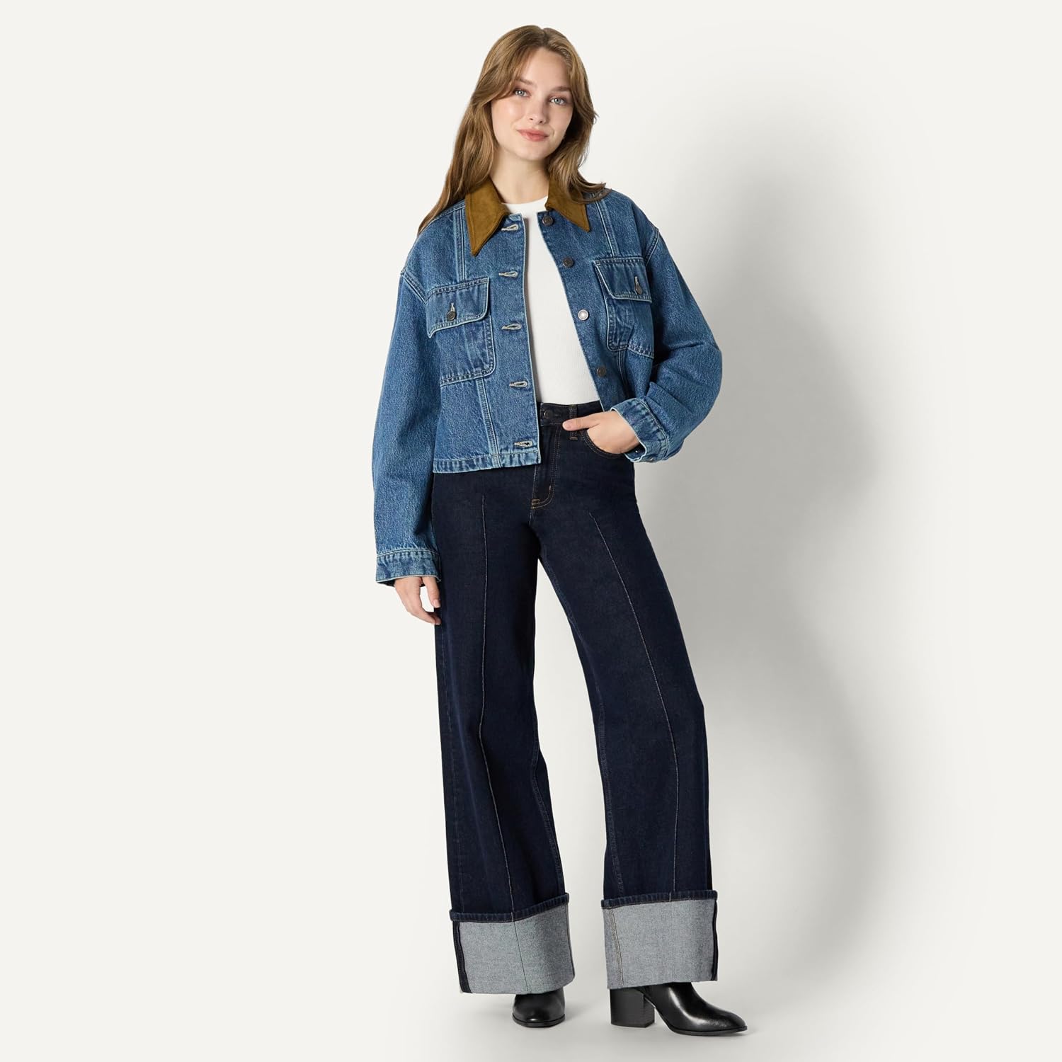 Detalle de Amazon Essentials Women's (Demi's Pick) Oversized-Cropped Denim Jacket with Contrast Corduroy Collar