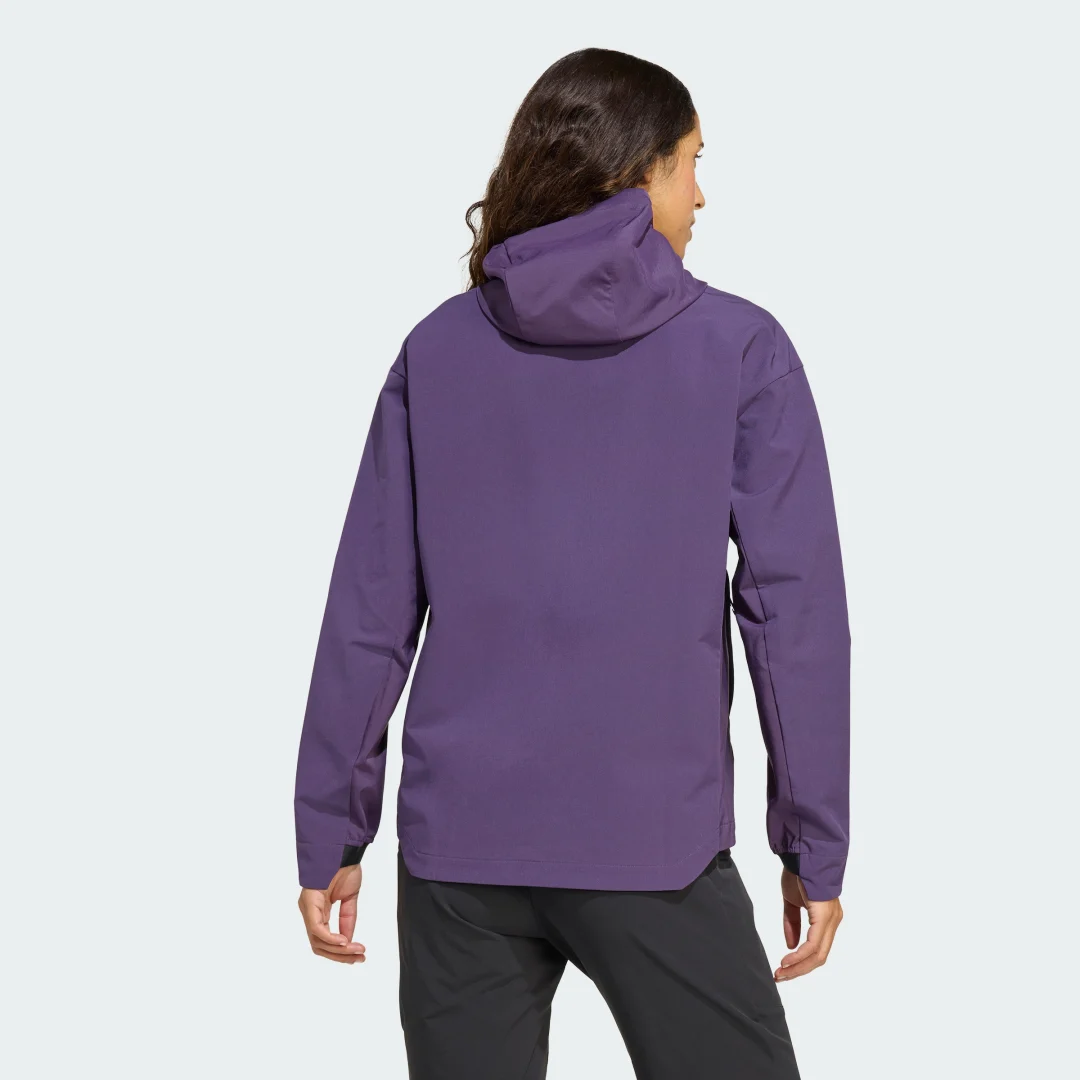 Detalle de Chaqueta Terrex Multi Softshell de Adidas: versatilidad en color Violeta