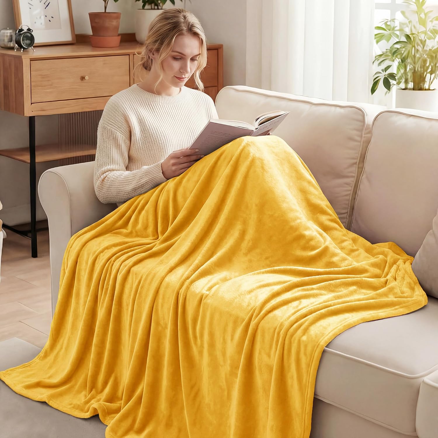 Detalle de Fleece throw blanket 127 x 178 cm in mustard
