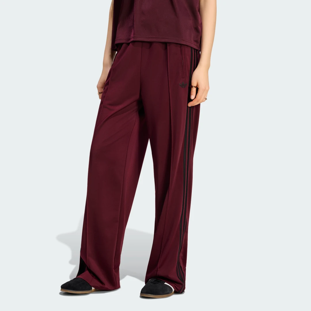 Detalle de Pantalón Firebird Loose de Adidas, Burgundy