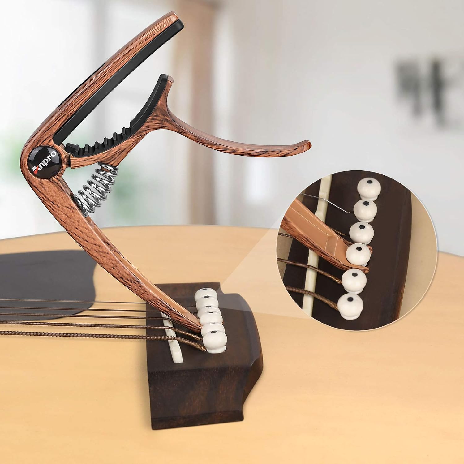 Detalle 2 de Anpro Guitar Capo with 6 Picks in Wood Grain