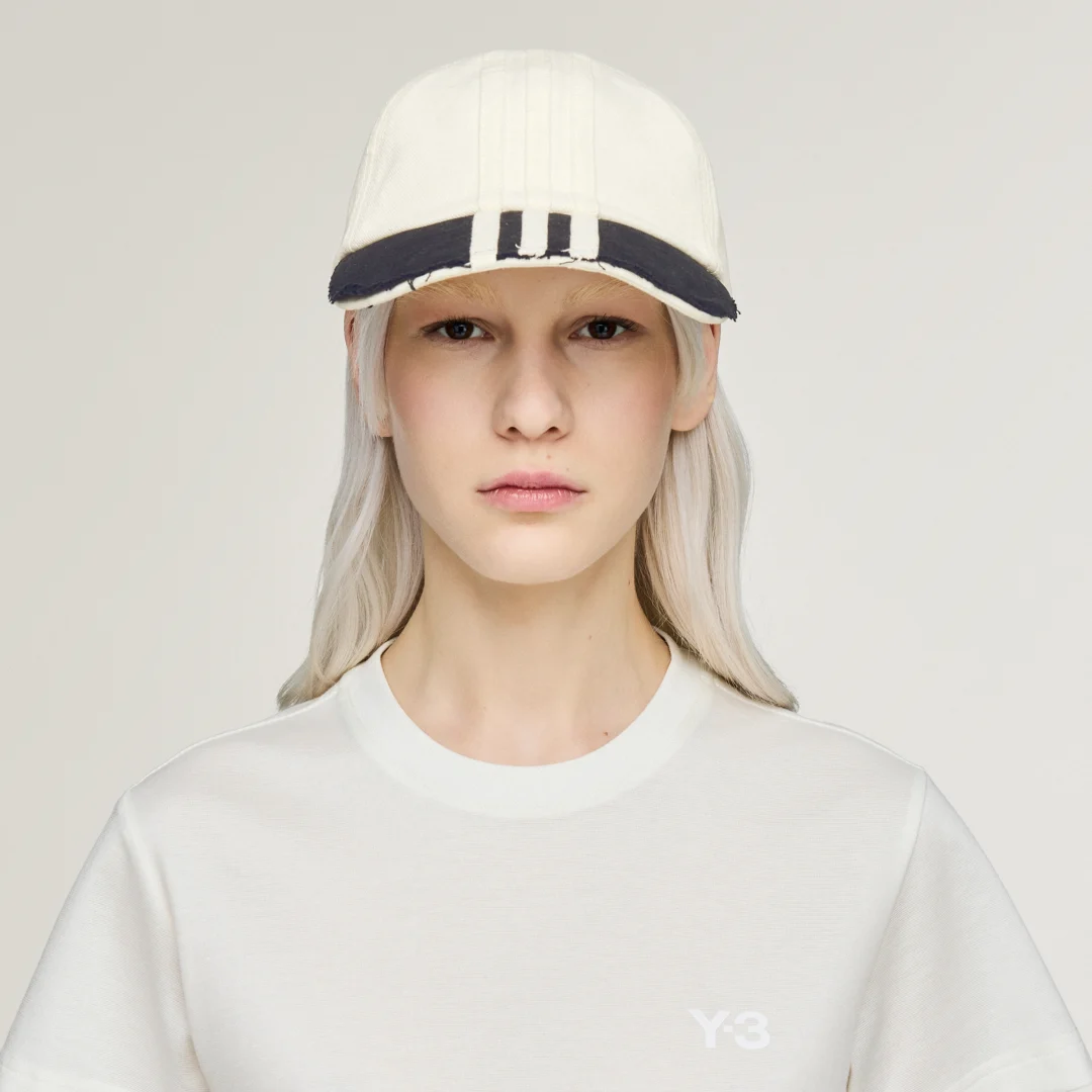 Detalle de GORRA Y-3 STRIPES de Adidas – Blanco