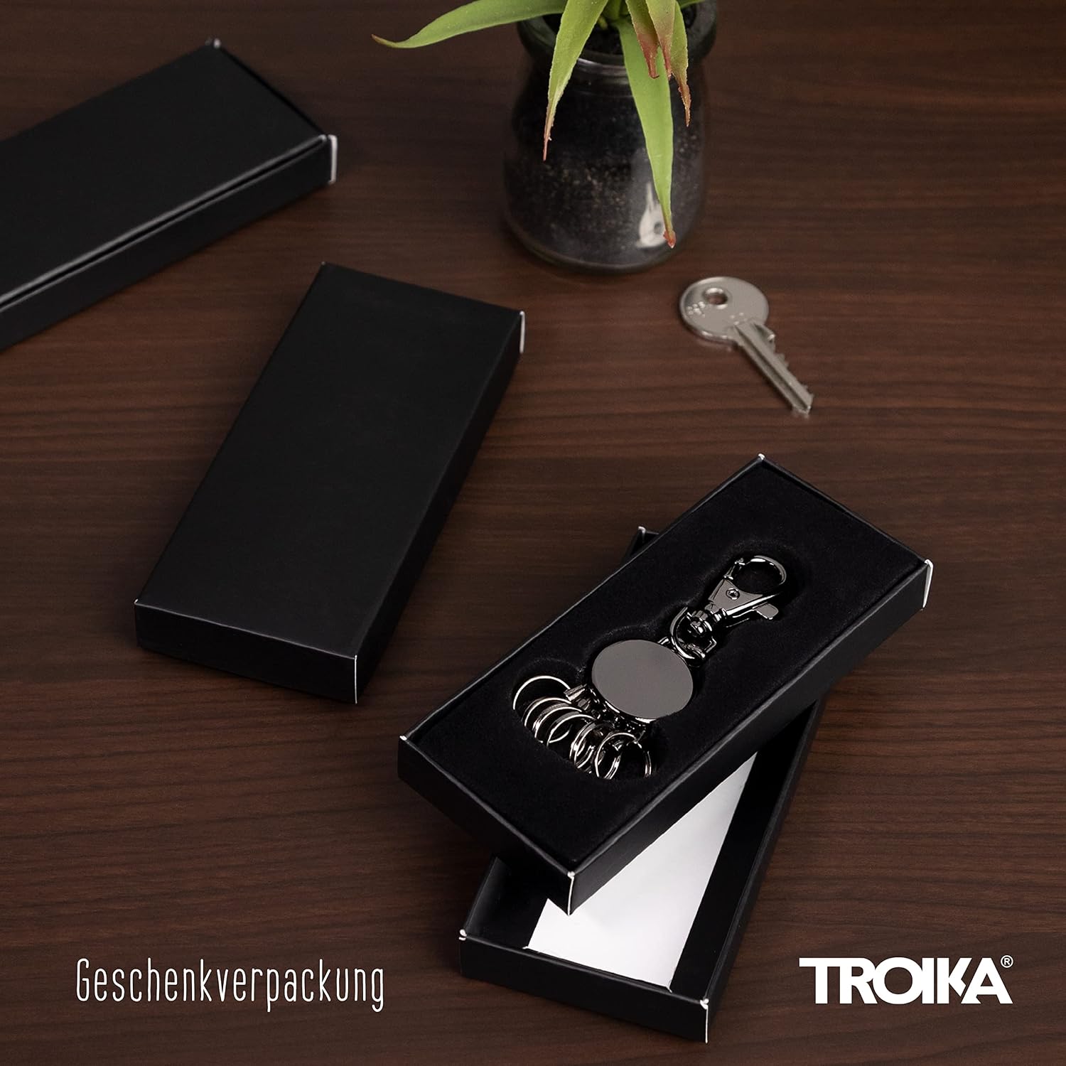 Detalle 2 de TROIKA Basic GM (gun metal) – Schlüssel-Organizer mit Karabiner und 6 austauschbaren Ringen