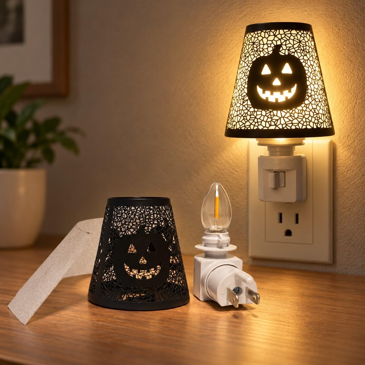 Detalle de Niqelva Plug-In Night Light with Removable Metal Shade
