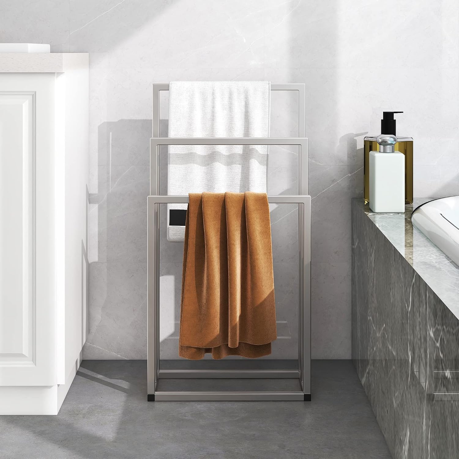 Detalle 2 de HOJINLINERO 3-Tier Freestanding Metal Towel Rack, Silver, 45 x 22 x 86 cm