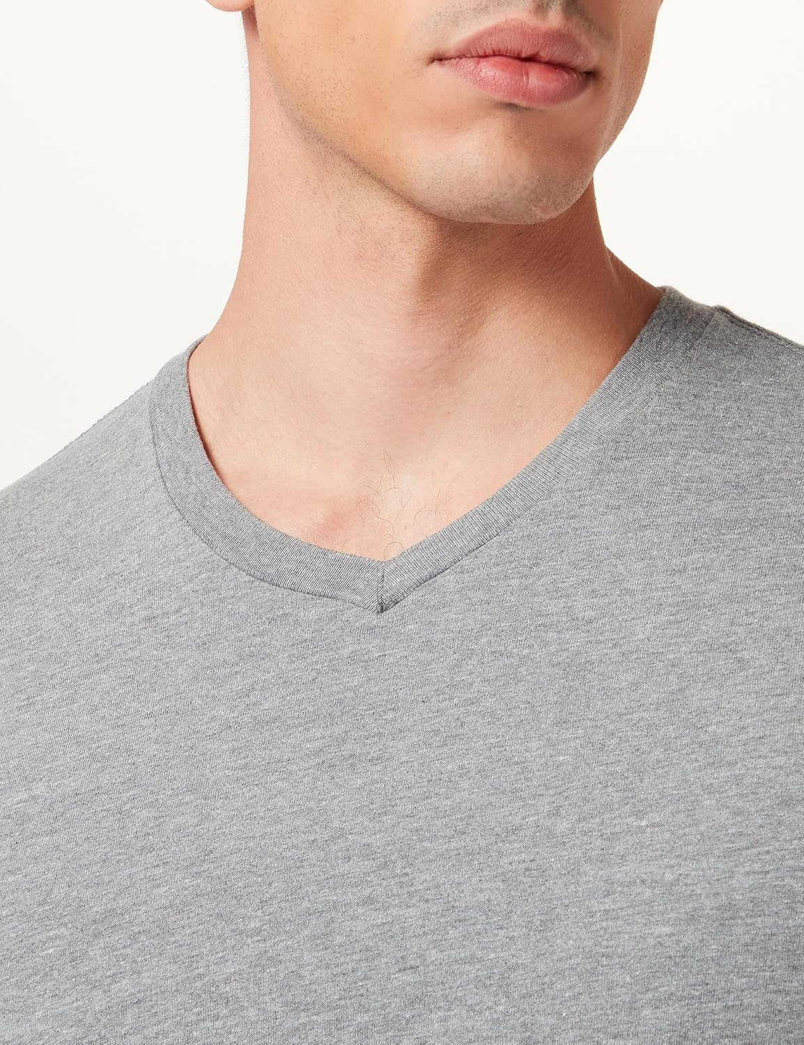 Detalle de Amazon Essentials Kurzarm T-Shirt V‑Ausschnitt