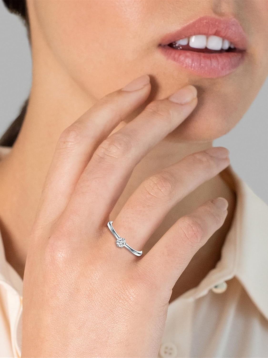 Detalle 2 de Trilani Solitario da Donna in Argento Sterling 925: eleganza accessibile con zirconia