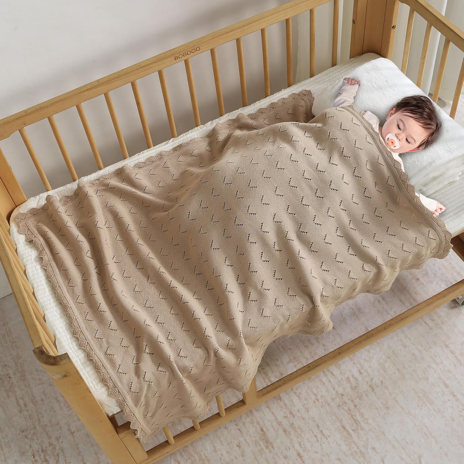 Detalle 2 de Loyfoky cellular cotton baby blanket (100x80cm) – breathable cot & pram swaddle in khaki
