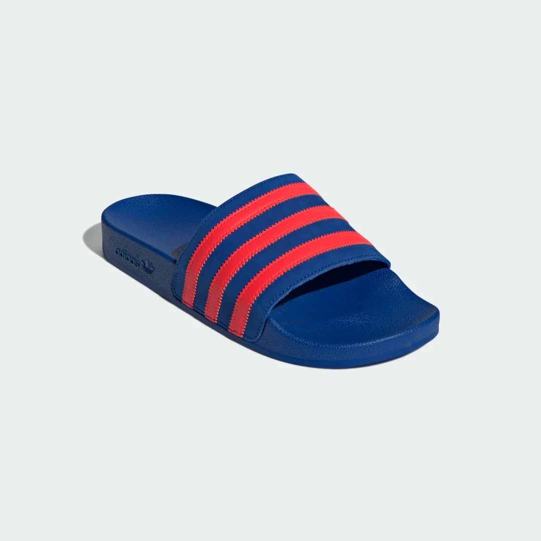 Detalle de Adidas Adilette azul: la chancla cómoda para verano de Adidas ES
