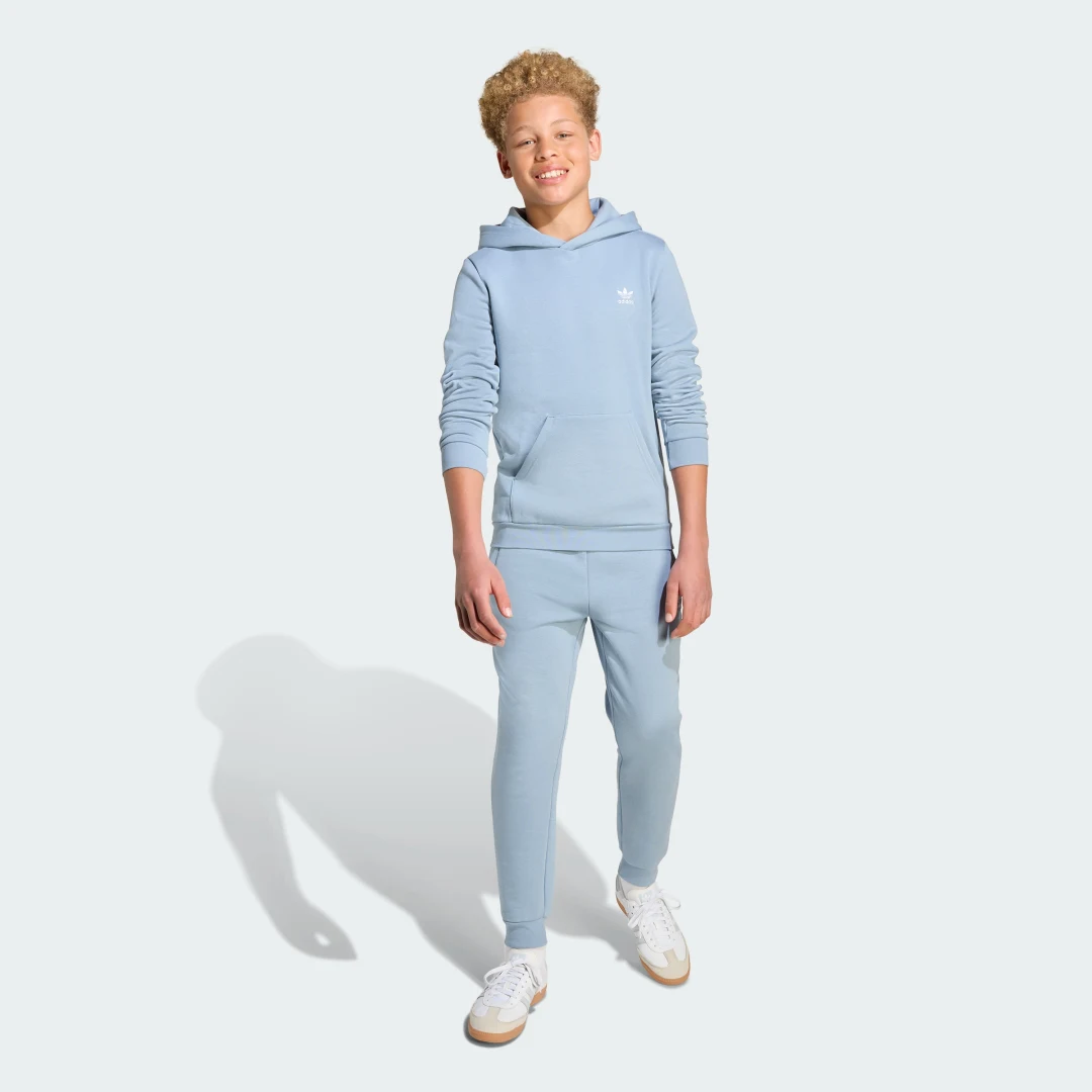 Detalle de Pantalón azul de Adidas – versión neutra para uso diario