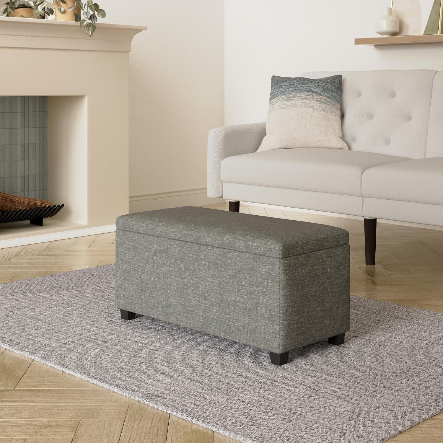 Detalle 2 de Amazon Basics Bank für den Eingangsbereich – rechteckig, gepolstert mit Stauraum, 42 x 90 x 43 cm, Flur/Schlafzimmer in Dunkelgrau