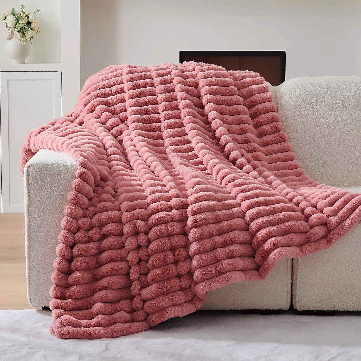 Detalle de Lotus Karen King-Size Faux Rabbit Fur Blanket, Pink Stripe, Reversible Texture