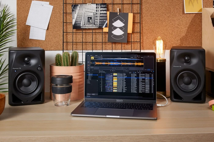 Thumbnail 2 de Pioneer DJ DM-40D-BT Schwarz – Aktive Studio-Lautsprecher mit 4-Zoll-Woofer und Bluetooth
