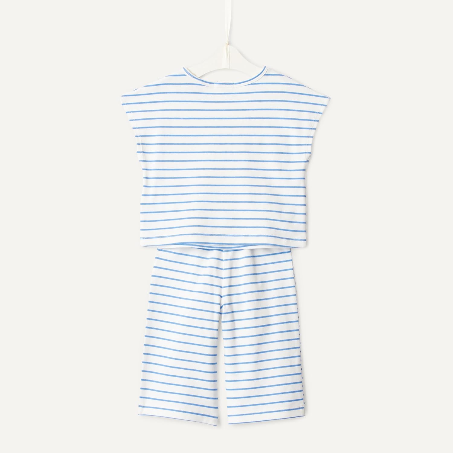 Detalle de Amazon Essentials x Sofia Grainge Toddlers & Baby Girls' Cotton Pique Short Sleeve T-Shirt & Pants Play Set
