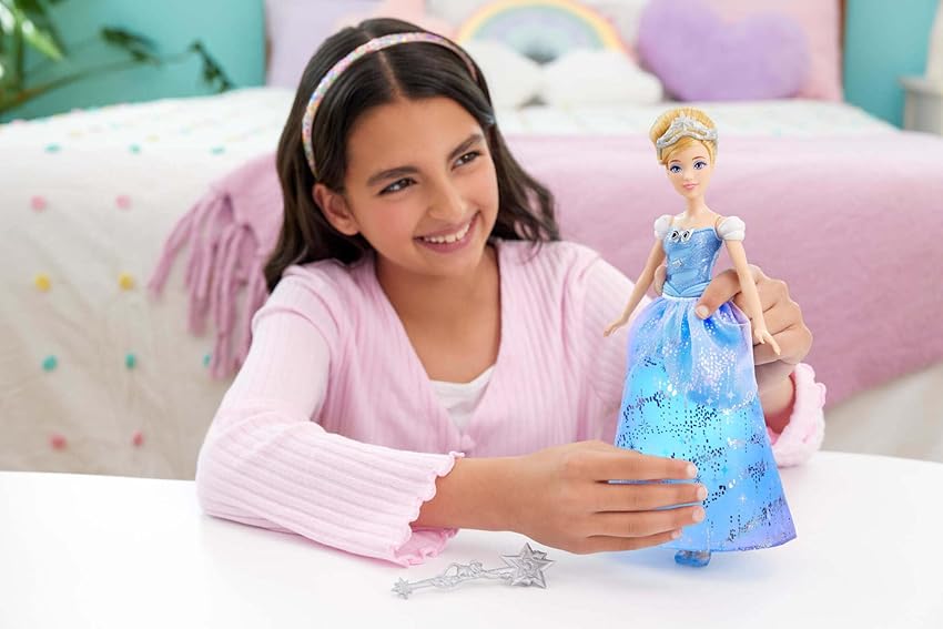 Detalle 2 de Mattel JBF94 Cenicienta con vestido de baile y varita