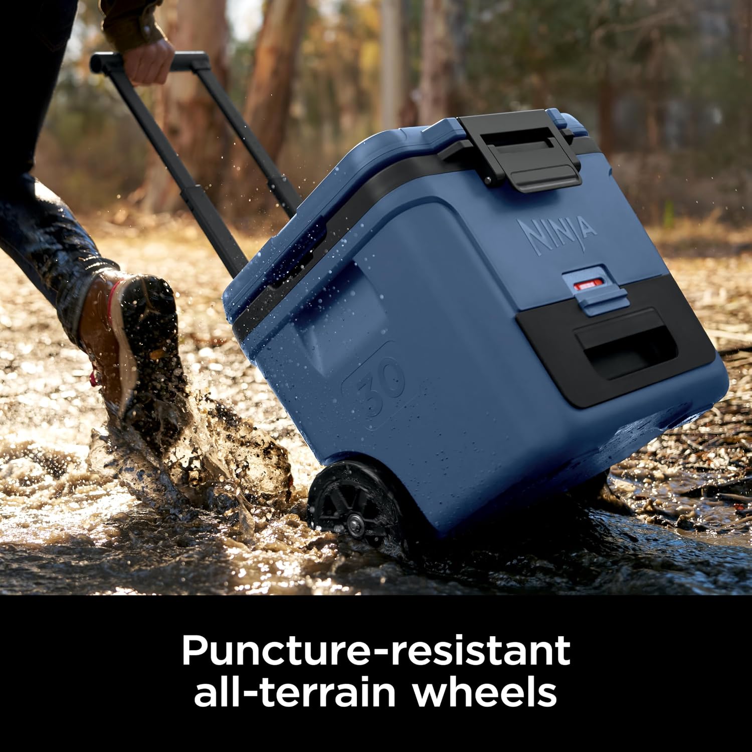 Thumbnail 3 de Ninja FrostVault 30QT Cooler with Wheels (Lakeshore Blue) – FrostVault Dry Zone, Ice Retention & All-Terrain Mobility