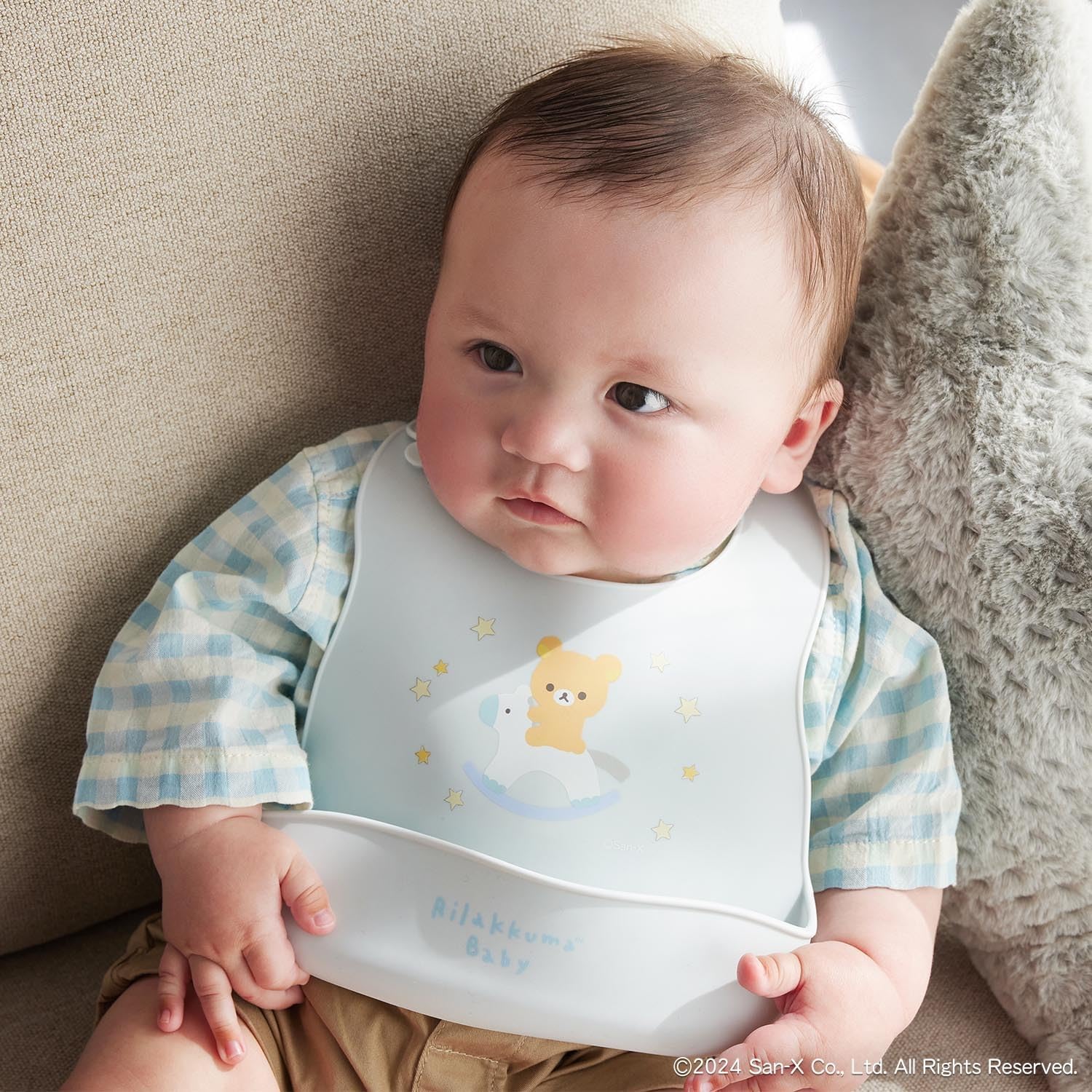 Detalle de DADWAY リラックマベビー シリコーンビブ BBRIL001012100 ブルー・コンパクトにたためるボタン留め