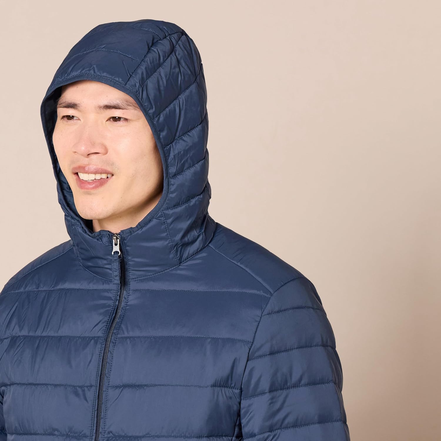 Thumbnail 2 de Amazon Essentials Men’s Lightweight Water-Resistant Packable Hooded Puffer Jacket