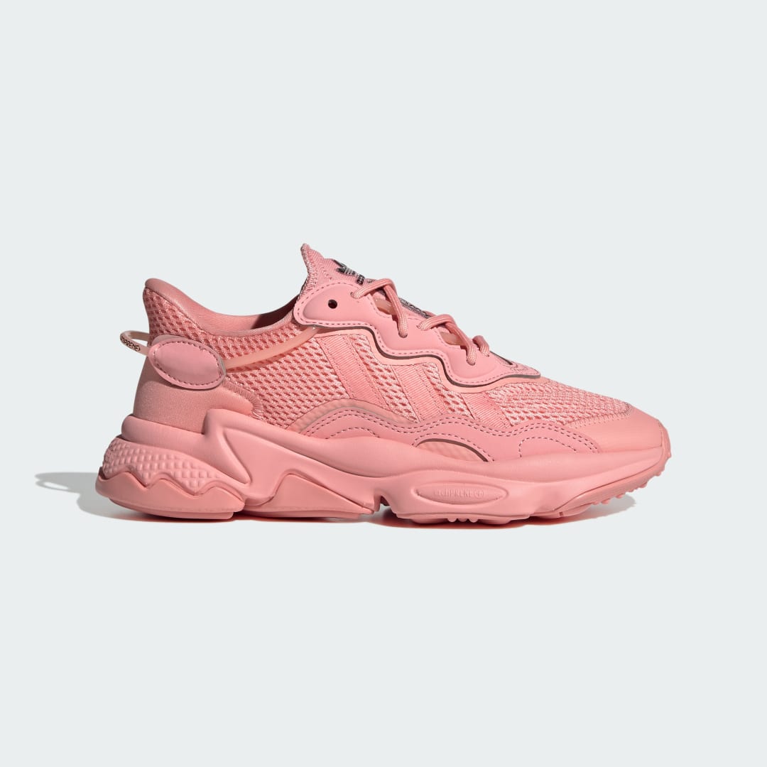 Detalle de Zapatilla OZWEEGO de Adidas: estilo cómodo para el día a día en Rosa