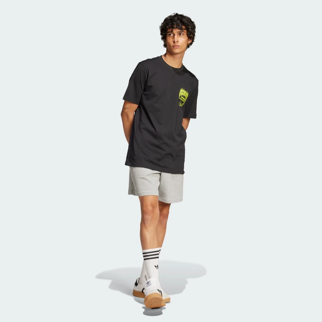 Detalle de Camiseta Trefoil Series Fashion Elevated de Adidas: estilo casual con sello de la marca