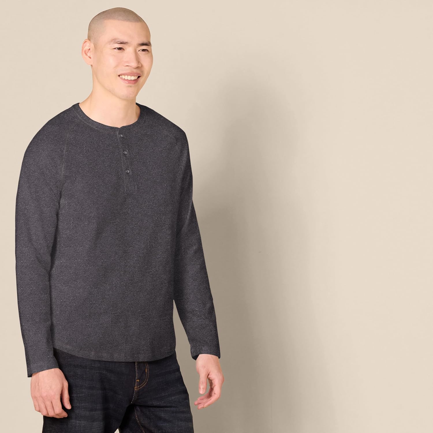 Detalle de Amazon Essentials Men’s Slim-Fit Long-Sleeve Henley Shirt