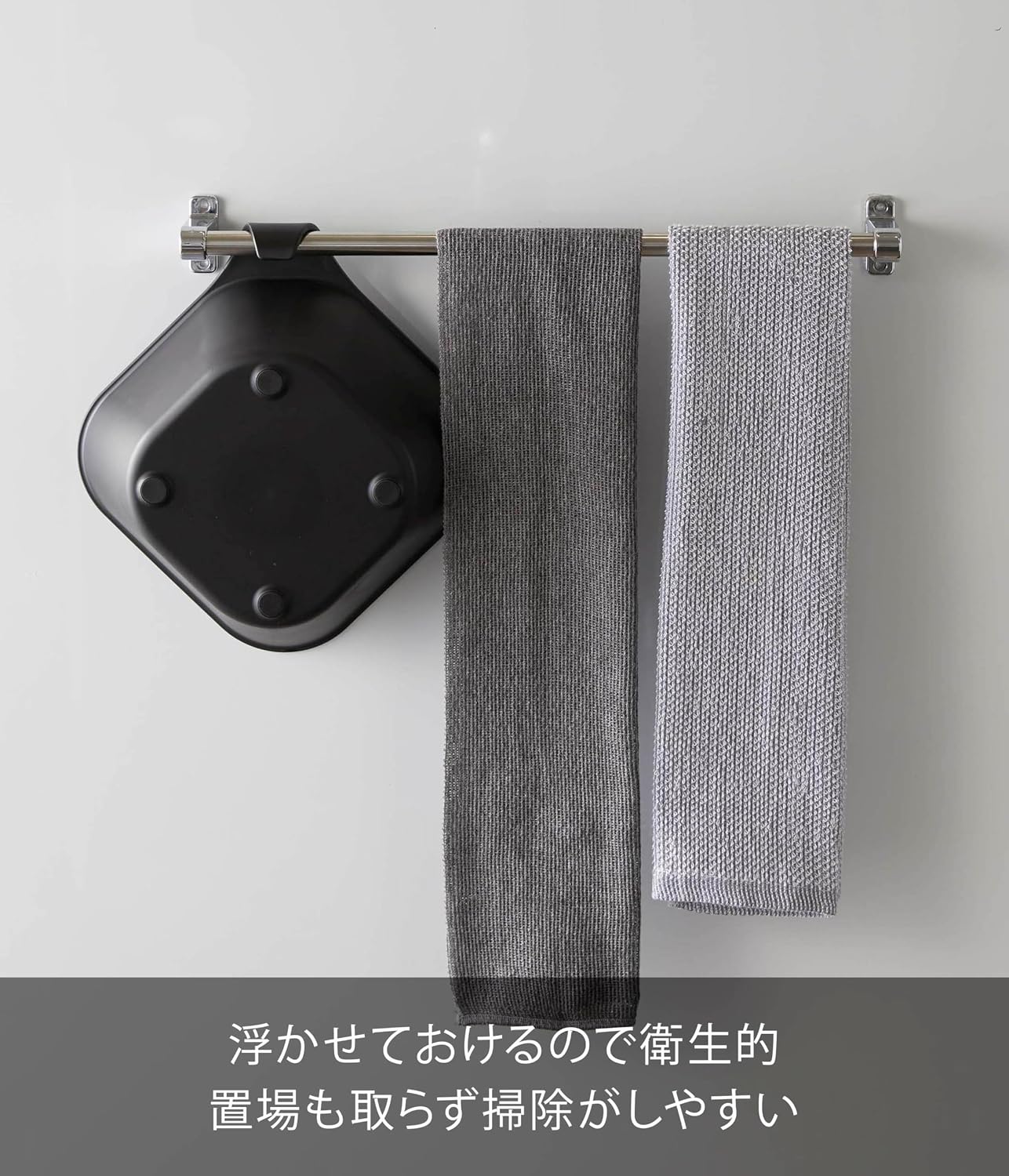Detalle 2 de 山崎実業 tower 5379 マグネット&引っ掛け湯おけ ブラック 浮かせて収納できる浴室用湯おけ
