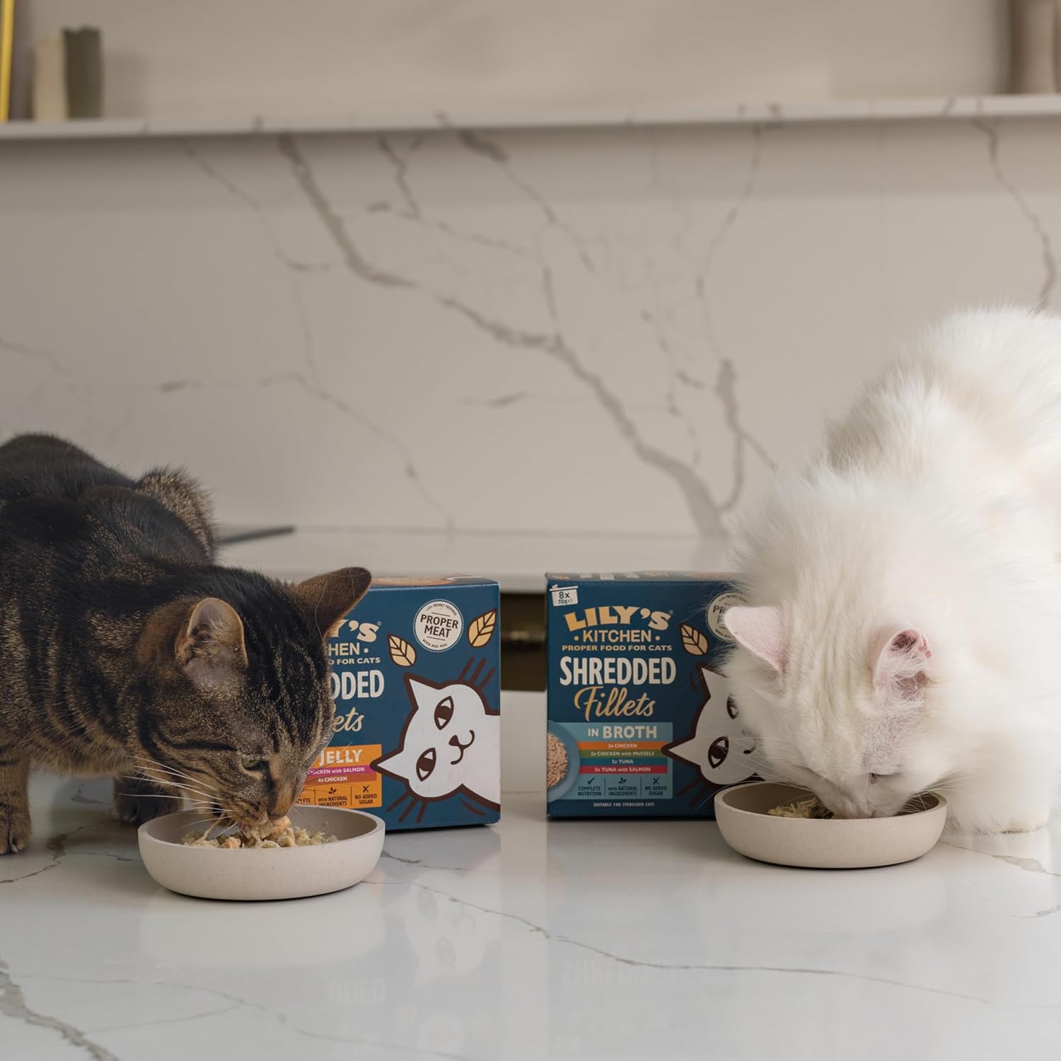 Detalle de Lily’s Kitchen Nassfutter für Katzen – Aus natürlichen Zutaten, zerkleinerte Filets in Brühe mit Thunfisch und Lachs, 70 g Dose
