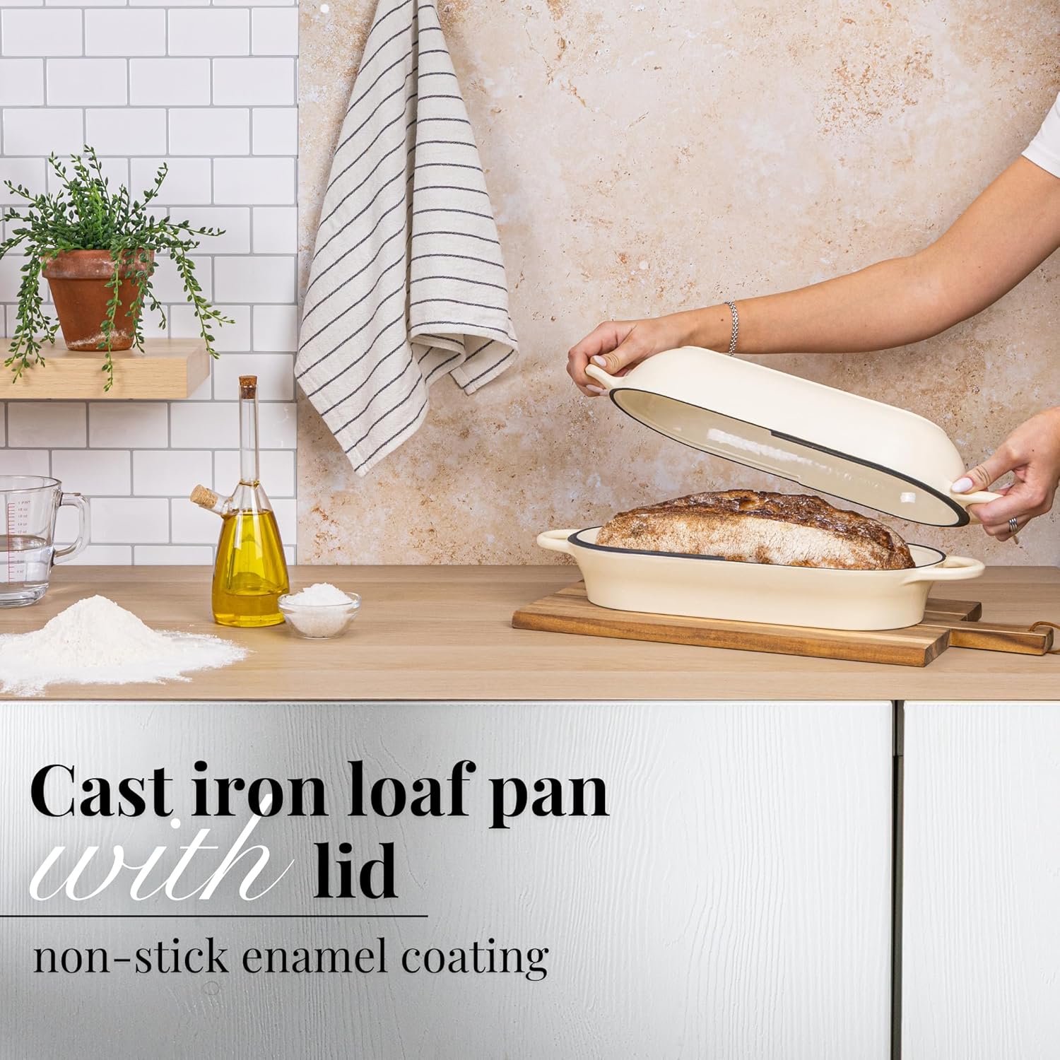 Detalle 2 de Nuovva Enamelled Cast Iron Bread Loaf Pot (Rectangular Dutch Oven) – 34cm x 16cm, Cream