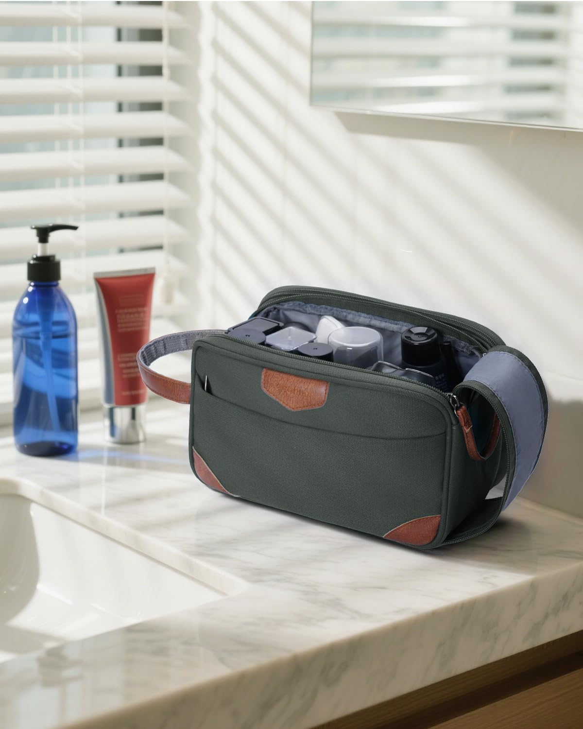 Detalle 2 de ECOHUB Men’s Water-Resistant Toiletry Bag with Wet Pocket (Recycled Dopp Kit) – Green