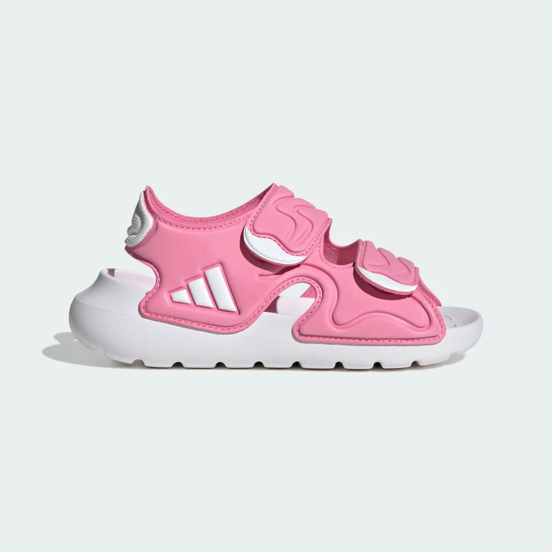 Detalle de Sandalia Altaswim 3 de Adidas – rosa: comodidad veraniega y diseño sencillo