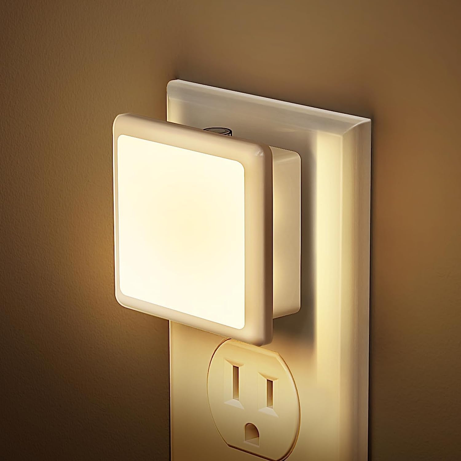 Detalle de JandCase Soft White Plug-In Night Lights, 3000K, Dusk-to-Dawn Sensor, 2-Pack