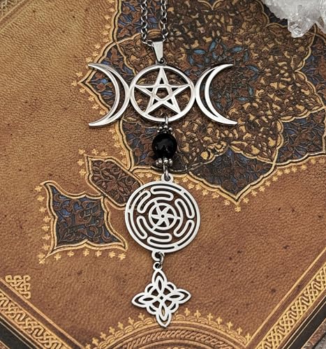 Detalle 2 de Simboliks Collar Triple Luna con Pentagrama y Ónix Natural – Amuleto de Protección Wicca en Acero Inoxidable
