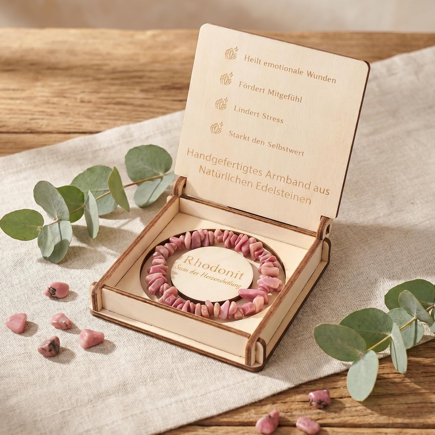 Detalle 2 de RUBY Naturstein Splitterarmband aus Rhodonit – handgefertigt, elastisch, mit Holzbox