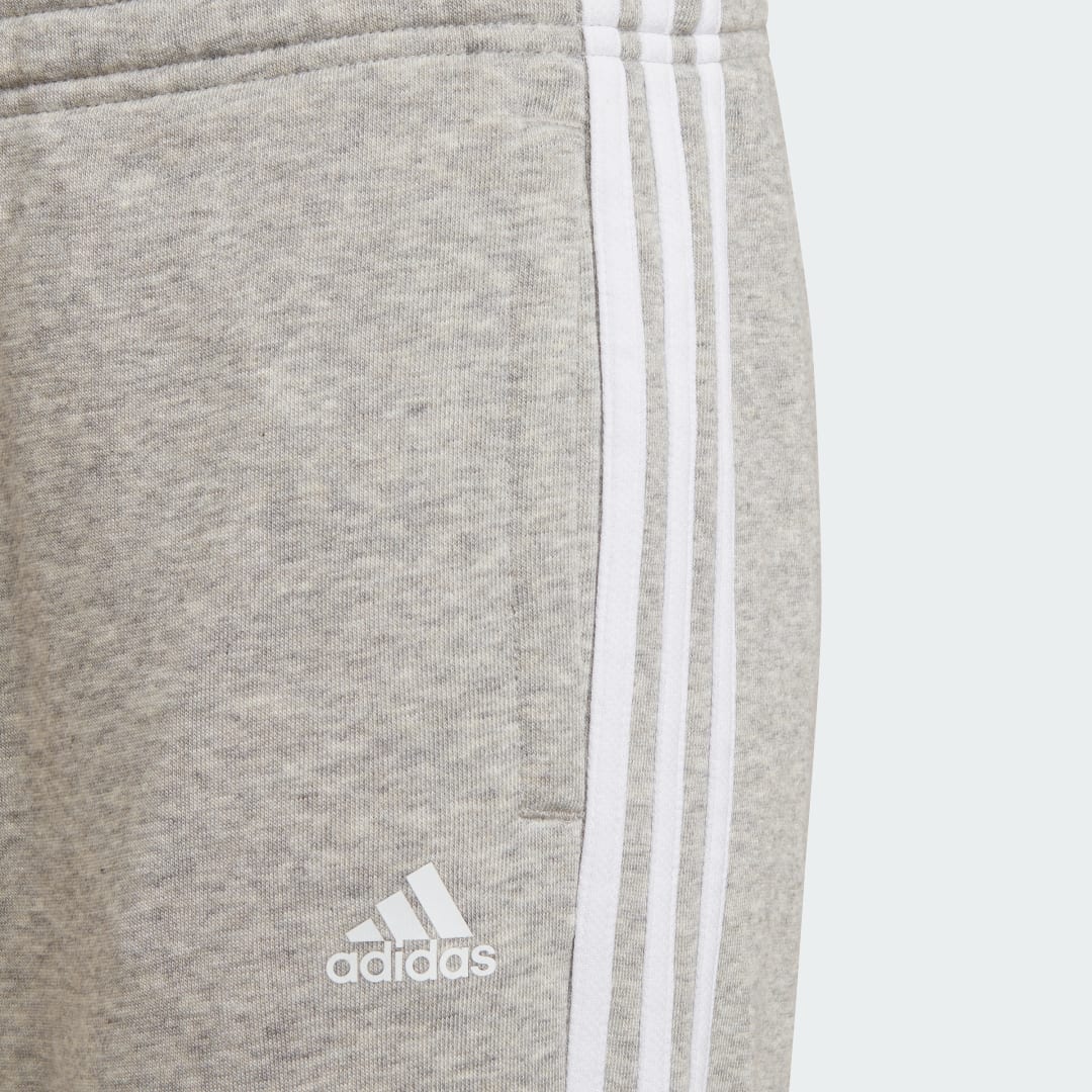 Detalle de Adidas Essentials French Terry 3 bandas pantalón Gris