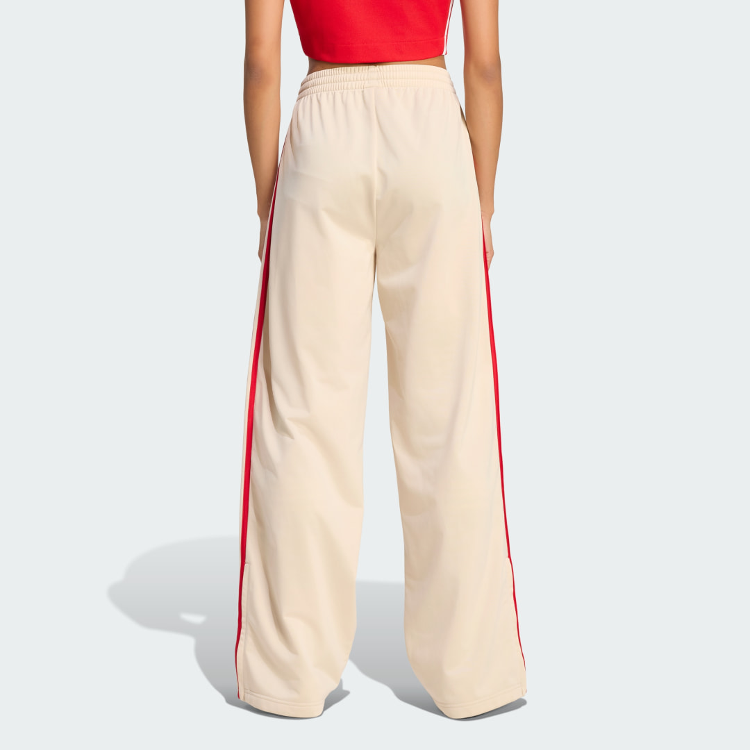 Detalle de Pantalón Firebird Loose de Adidas: estilo cómodo para el día a día