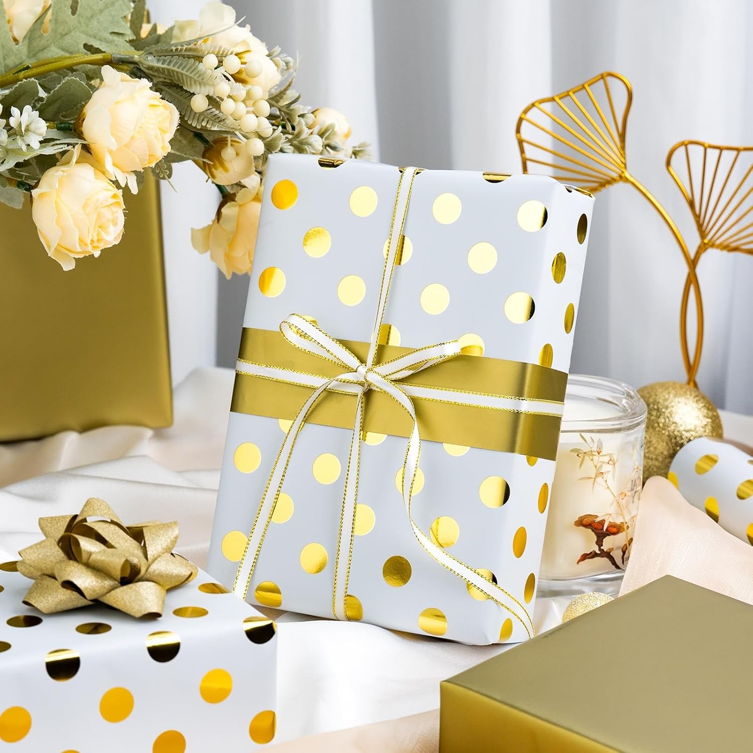 Thumbnail 5 de Wikadlik Geschenkpapierrolle mit goldenen Punkten, 43 cm x 10 m (weiß) für Anlässe wie Geburtstag & Weihnachten