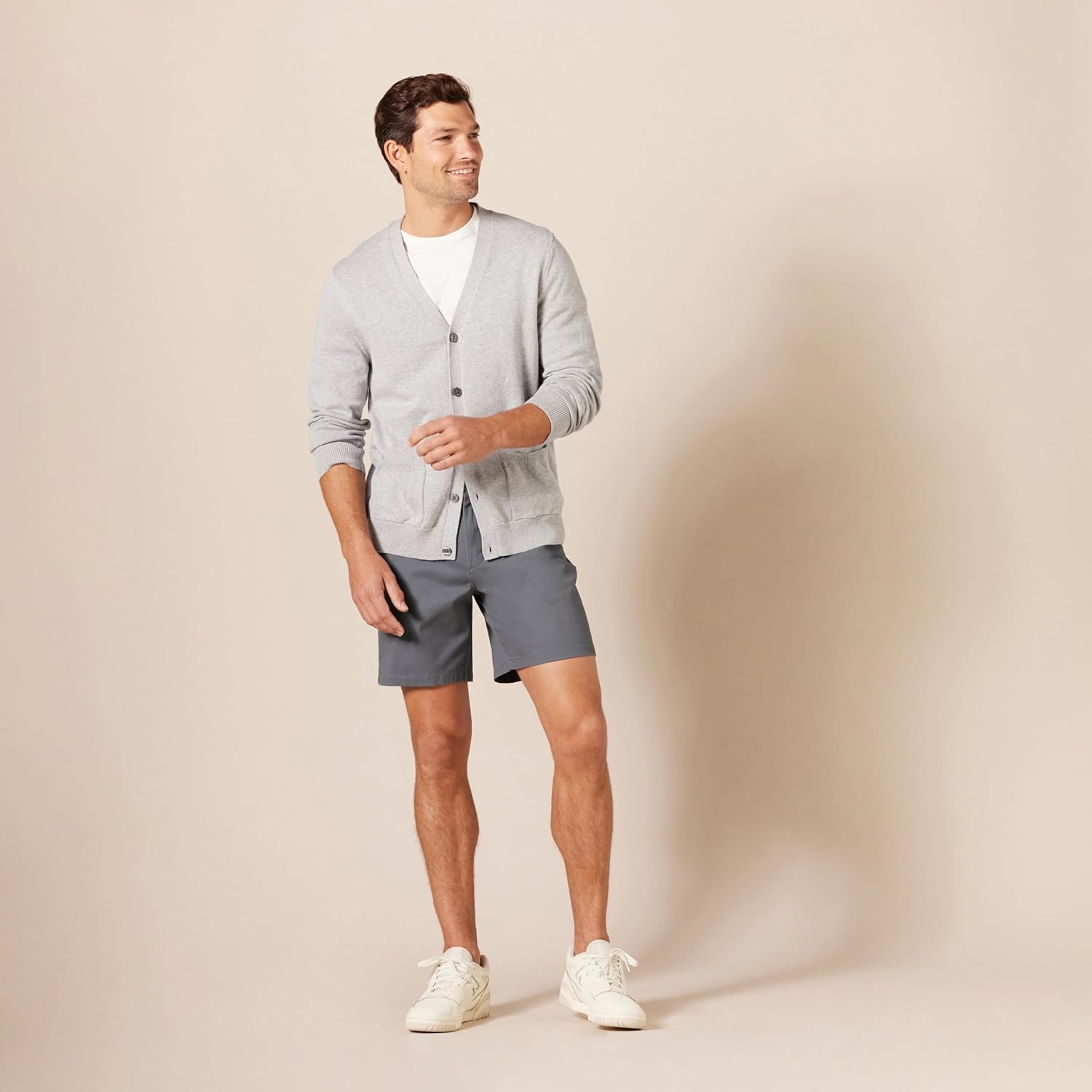 Thumbnail 2 de Amazon Essentials Men’s Slim-Fit 7" Stretch Chino Shorts (Charcoal)