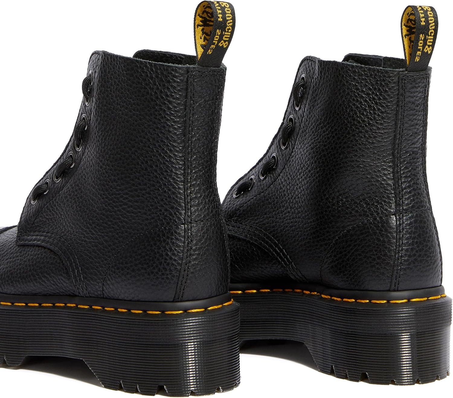 Detalle de Dr. Martens con due cinturini regolabili e platform da 5,08 cm in pelle Milled Nappa