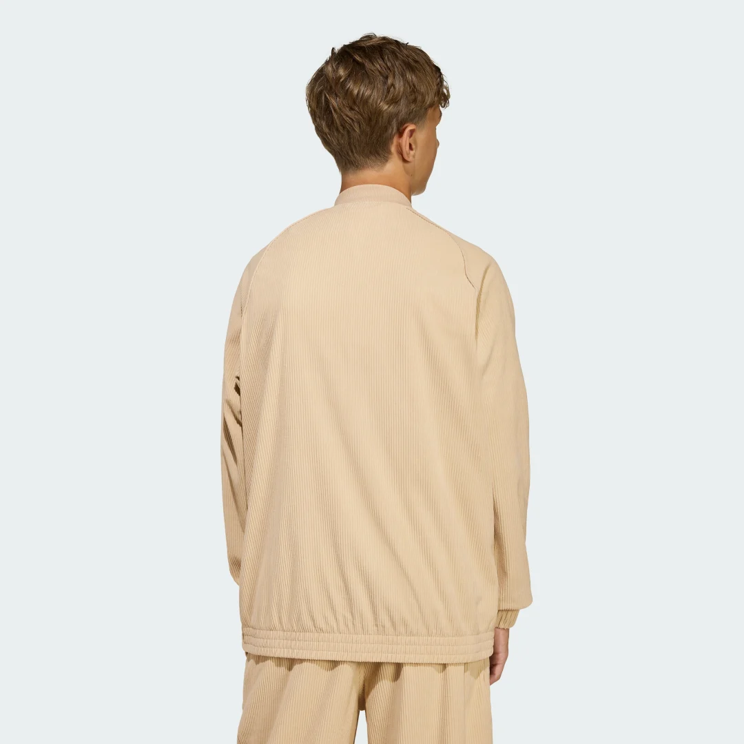 Detalle de CHAQUETA DEPORTIVA HOLGADA DE PANA SST de Adidas – beige, casual y cómoda