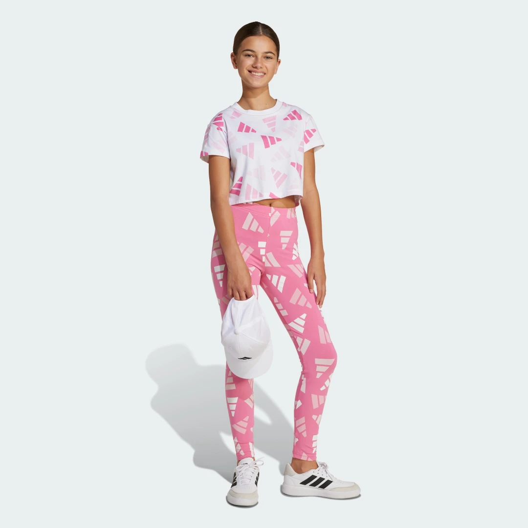 Detalle de adidas Camiseta corta Seasonal Essentials Logo Celebration en color blanco