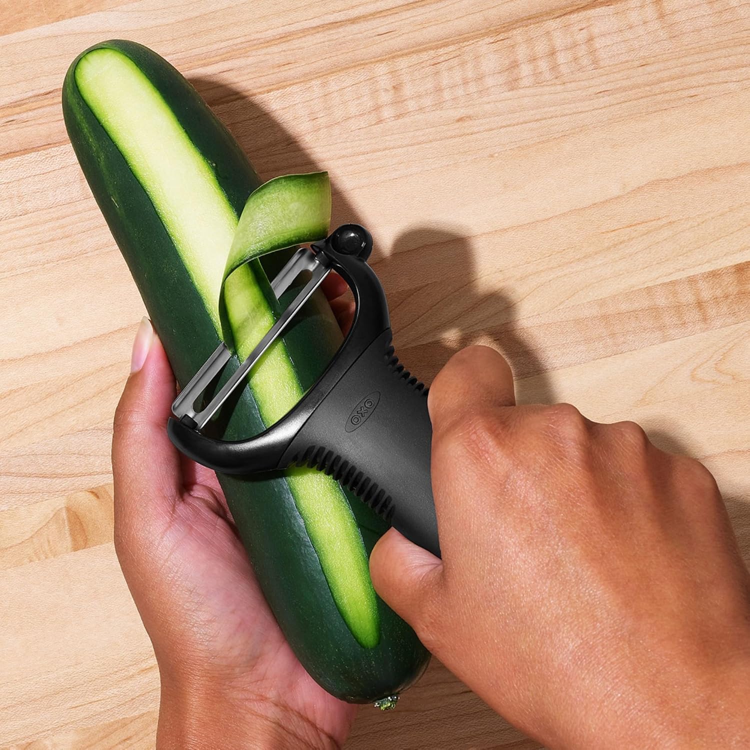 Detalle 2 de OXO Good Grips Y-Sparschäler/Spagelschäler aus Edelstahl – ergonomisch, spülmaschinenfest