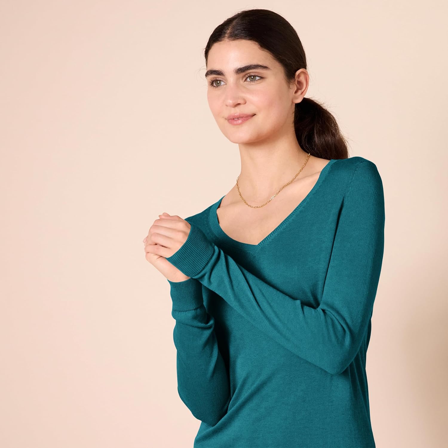 Thumbnail 3 de Amazon Essentials women’s regular-fit lightweight V-neck long-sleeve jumper (plus size available)