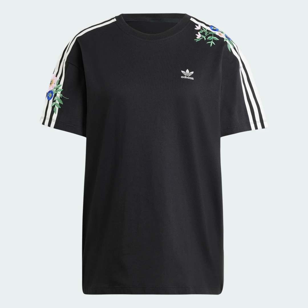 Detalle de Camiseta Floral Loose de Adidas (negra) – comodidad y estilo relajado