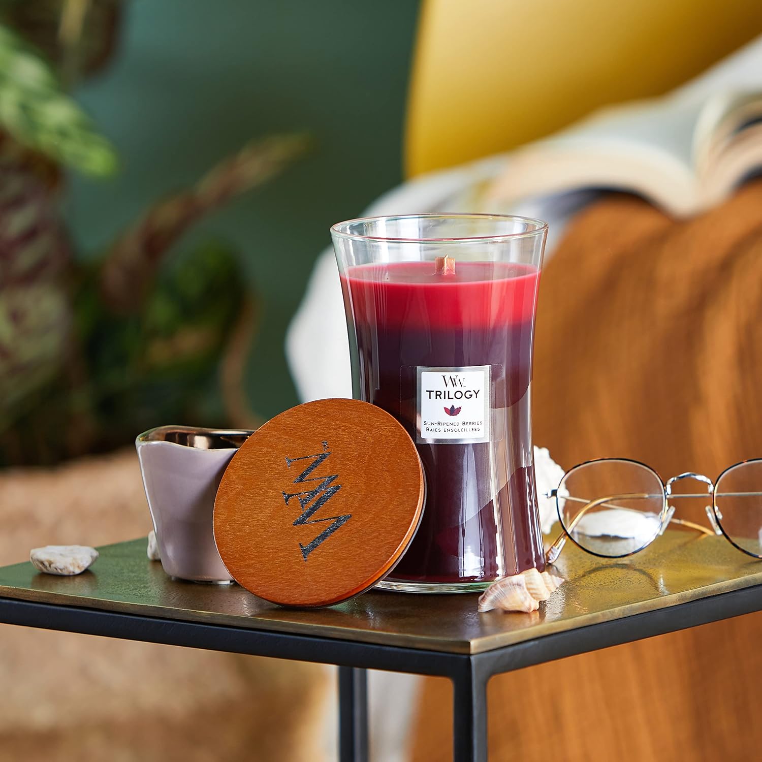 Detalle de WoodWick Trilogy candela profumata a clessidra grande con Pluswick Innovation – Frutti di bosco maturati al sole